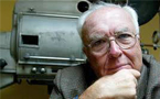 Romà Gubern frente a un proyector de cine